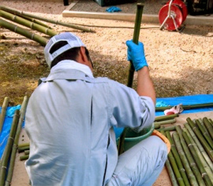竹は水で洗って磨きます