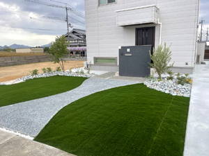 ロックガーデンと広い面積のコンクリート舗装・人工芝の庭（山崎造園・宍粟市）