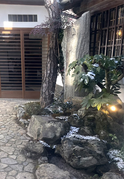 景石を生かして苔を植栽（山崎造園・兵庫県宍粟市）