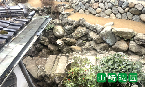 もとの植木を生かした中庭（山崎造園・兵庫県宍粟市）